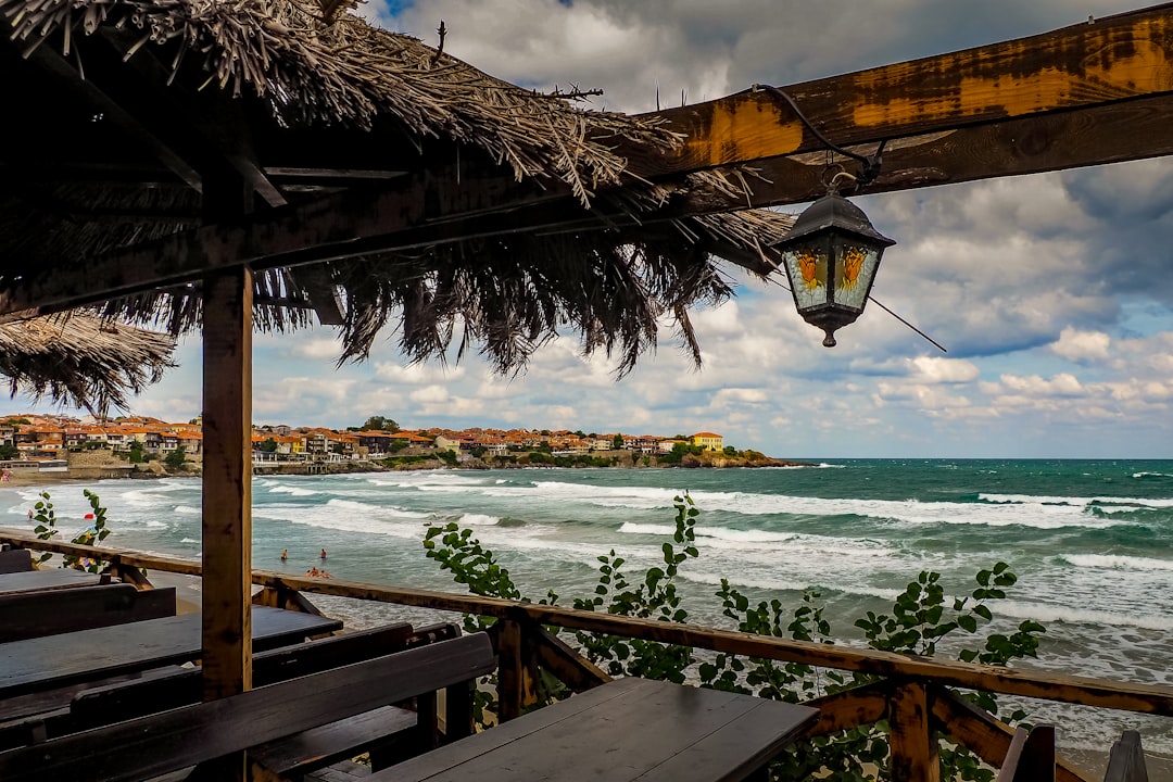 Brăzarea Mării Negre: Supraviețuind în Băile cu Noroi Termale de pe Coasta de la Sozopol