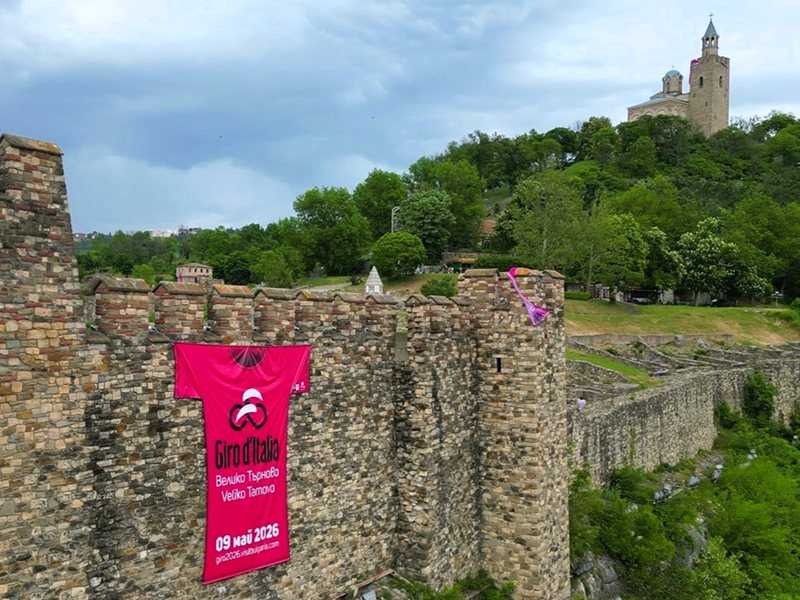 Primarul Daniel Panov acordă tricoul roșu câștigătorului etapei la Giro d'Italia în Veliko Tarnovo