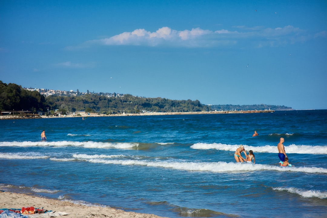 Vânătoarea de spumă și pești: Un ghid Gonzo pentru surf pe Marea Neagră la Varna