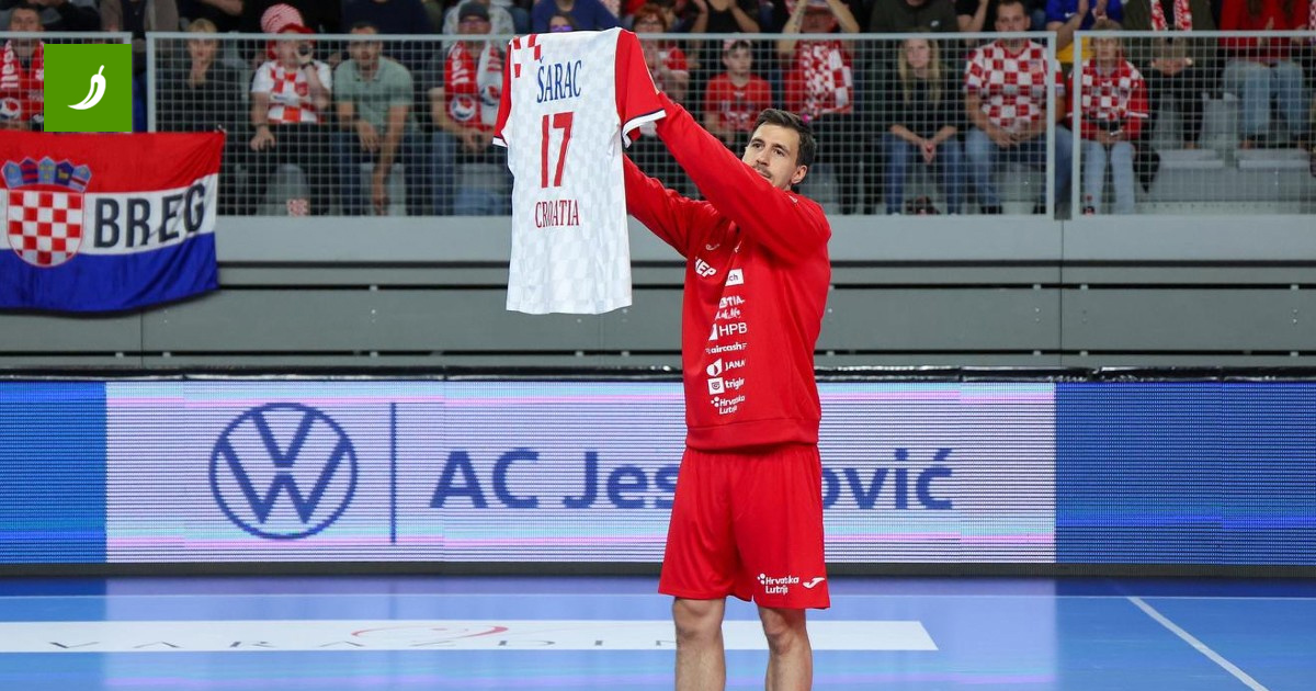 Jucătorul de mânecuș Hrvat Ivan Martinović susține pe bolnavul Josip Šarca