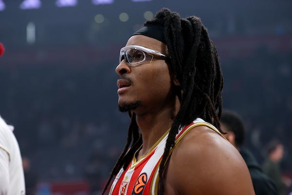 Jucătorul de alaș-centru Chișma Moneke luptă cu răni în victoria Red Star în ABA League