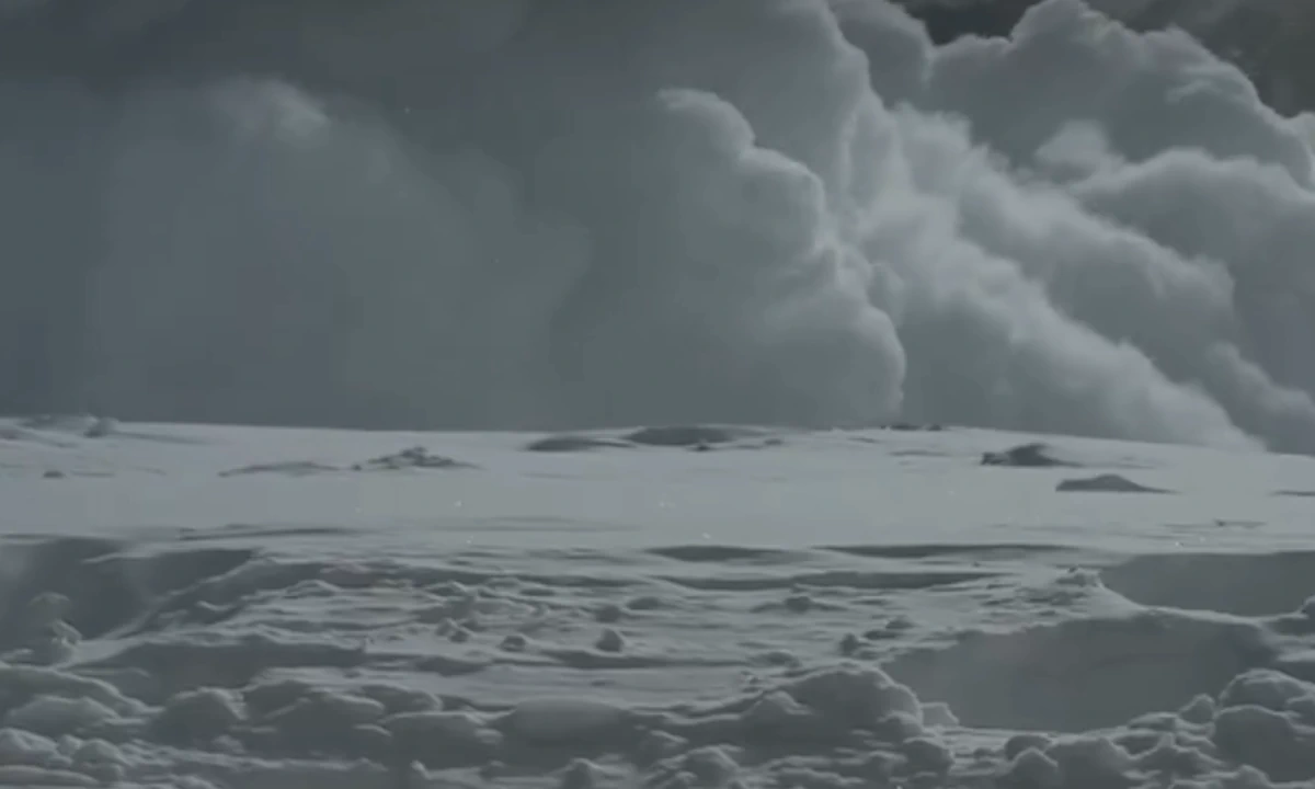 Video impresionant de pe Everest: alpinişii se împachetă în tendă