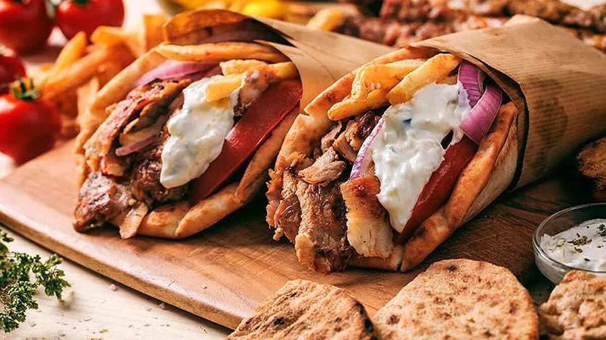 Souvlaki nu mai este ieftin: mâncarea poporului din Grecia devine lux