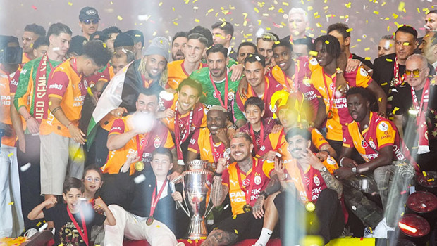 Galatasaray sărbătoare 26-lea și al 4-lea titlu consecutiv cu un desfășurări masiv