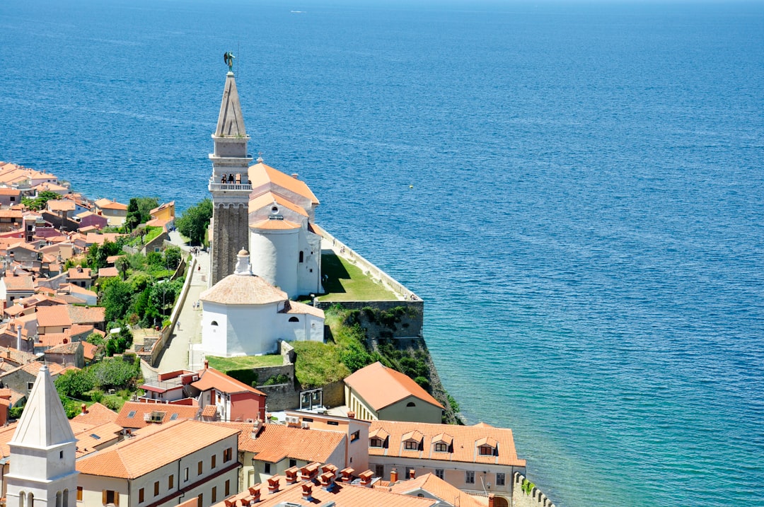 Plajele de pietriș din Piran: O coastă slovenă care sfidează așteptările
