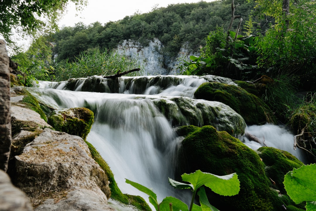 Parcul Național Una: Raiul pe Râul din Bosnia pentru Canotiști