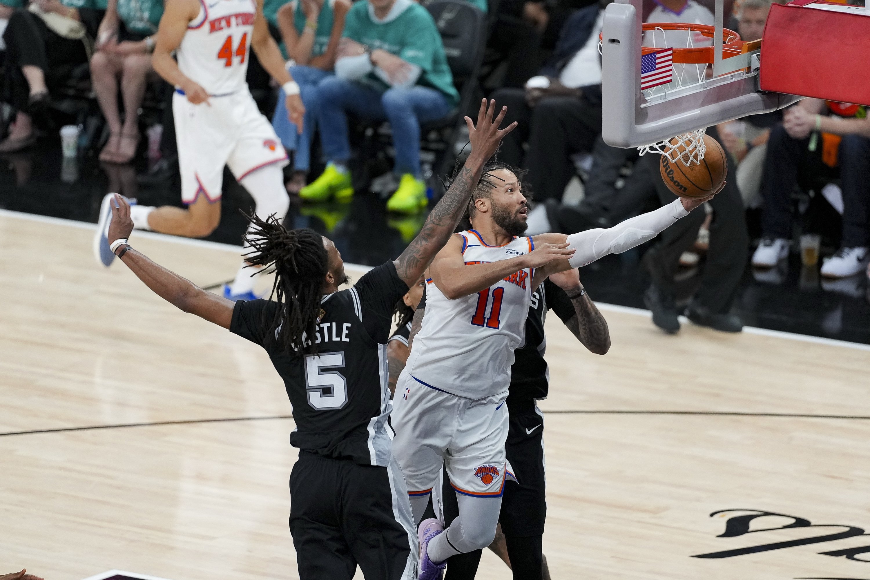 Brunson cu explozia în cartea 4 șochează Spurs în primul meci final