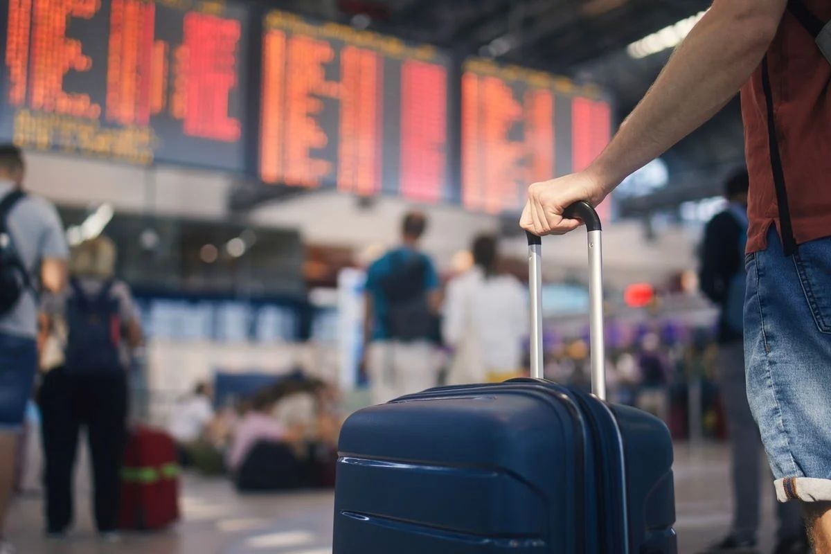 Cererea pentru călătorii aeriene crește cu 2,1% în martie, deși criza din Orientul Mijlociu afectează traficul