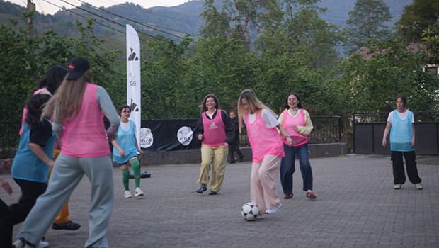 Adidas și Kızlar Sahada îmbogățesc fetele prin fotbal